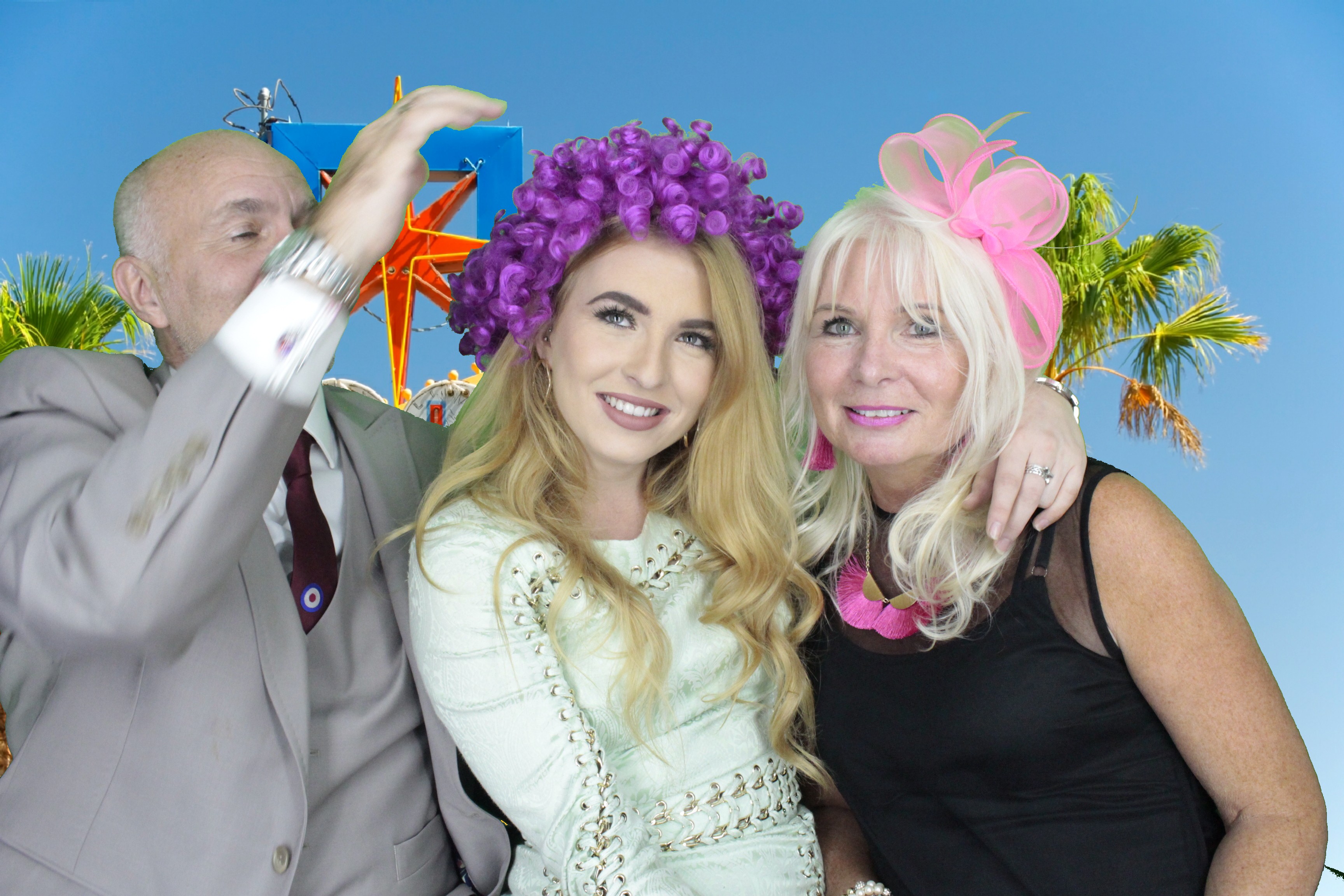 Mr & Mrs Hillier | View more photos from the event at gallery.myphotoboothexperience.co.uk/u/MyPhotoBoothExperienceLtd/Mr-Mrs-Hillier